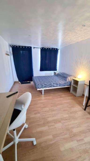 Studio En Rez De Jardin Avec Terrasse Privee - Le Petit Chateau Avesnois - Tv - Wifi - Logement Complet Avesnes-sur-Helpe Eksteriør billede